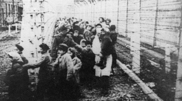 Dvojčata Jiří a Josef Fischerovi (druhý a třetí zpředu) na fotografii, kterou pořídili Sověti při osvobození koncentračního tábora Auschwitz. Zdroj: Paměť národa