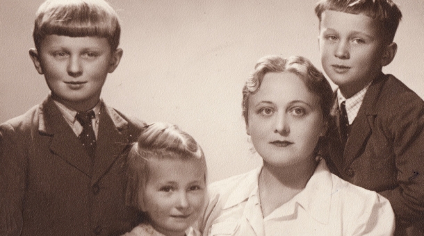 Zleva: Ctirad, Zdena, maminka a Josef Mašínovi v roce 1941.