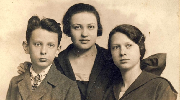 Růžena Vacková (uprostřed) se sestrou Jiřinou a bratrem Vladimírem, popraveným v roce 1944 nacisty. Zdroj: archiv Andreje Gjuriće