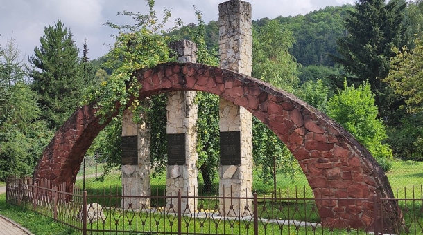 Pomník tří kultur v Czermne – kousek od kostnice, cestou do Pstrążne, foto: Michal Homola