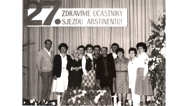 Sjezd abstinentů na protialkoholním oddělení v psychiatrické léčebně Dobřany, 1984. Zdroj: archiv Heleny Škopkové