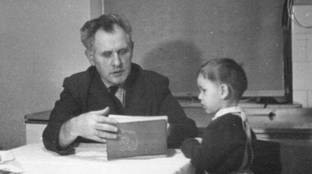 Otec pamětníka Jan Suchánek s vnukem přibližně v roce 1966. Zdroj: archiv pamětníka