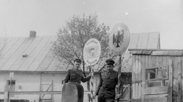 Jiří Bláha (vlevo) u hraničního přechodu se SRN, září 1970. Zdroj: archiv pamětníka