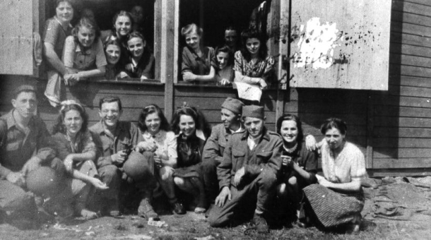 Vězeňkyně tábora Svatava osvobozené americkými vojáky, 1945. Zdroj: Památník Terezín