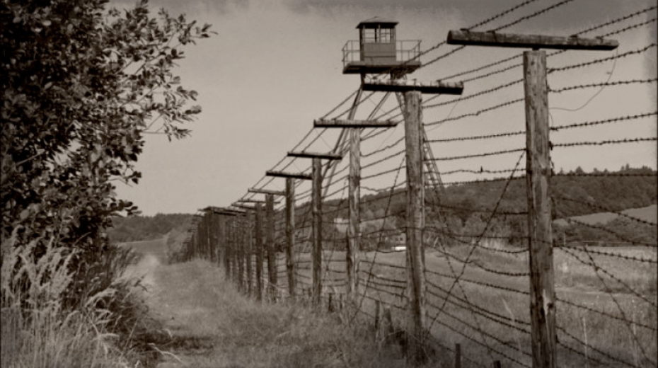 Přijetím zákona vznikla Pohraniční stráž, která vybudovala zátarasy připomínající oplocení koncentračních táborů.