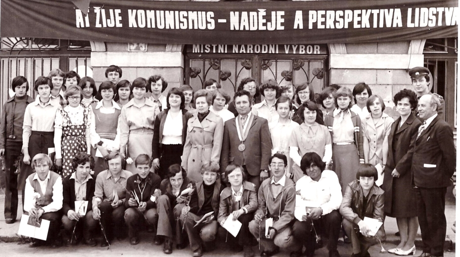 Helena Koníčková při slavnostním předávání občanských průkazů se svými žáky. Zdroj: archiv pamětnice