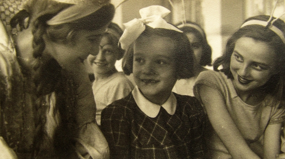 Iva Ondráčková uprostřed jako sedmiletá při představení Včelí královna (1944)