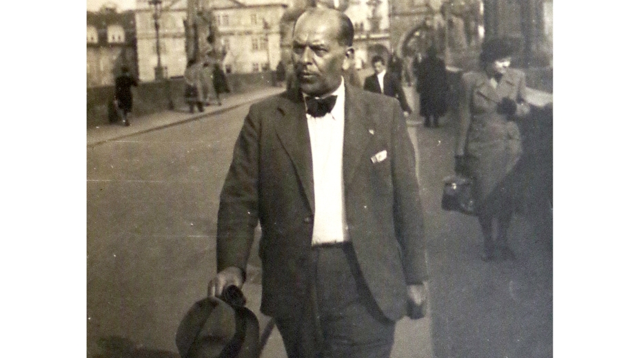 Na Karlově mostě v Praze, 1947. Zdroj: archiv pamětnice