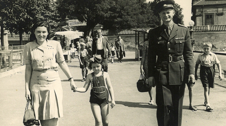 Rodina Martínkova na výletě v pražské ZOO v roce 1947.