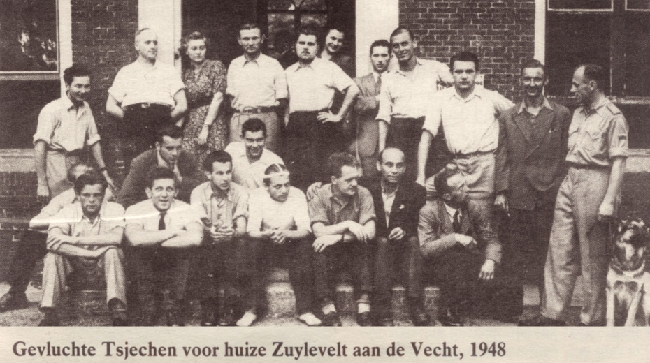 Uprchlíci z Československa po únoru 1948 v Nizozemsku před zámkem Zuylevelt. Zdeněk Dittrich v horní řadě pátý zleva na fotografii v nizozemských novinách.