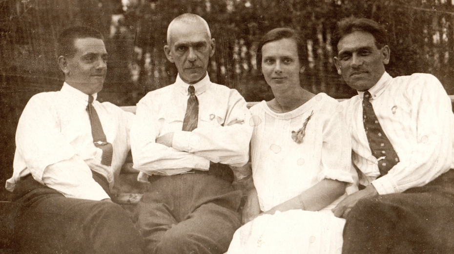 Sergej Vladimirovič Marakujev (druhý zleva) byl zatčen 20. května 1945. Jeho vnučka Anastazie Kopřivová se až po roce 1990 dozvěděla, že zemřel tři měsíce po zatčení.