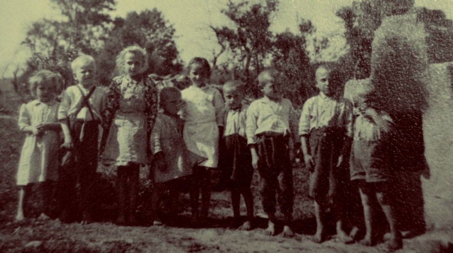 Děti v obci Vyšná Pisaná, která byla zcela zničená bombardováním během Dukelsko-karpatské operace. 