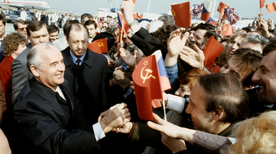 Dobový popisek ČTK: Generální tajemník ÚV KSSS Michail Gorbačov v rozhovoru s Pražany, kteří ho přišli přivítat na ruzyňské letiště. 