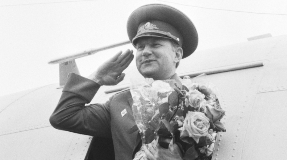 Poslední voják Sovětské armády na československém území, velitel Střední skupiny sovětských vojsk, umístěné „dočasně“ v Československu od roku 1968 generálplukovník Eduard Vorobjov se 27. června 1991 rozloučil na kbelském letišti v Praze. Foto: ČTK/Tomáš Novák