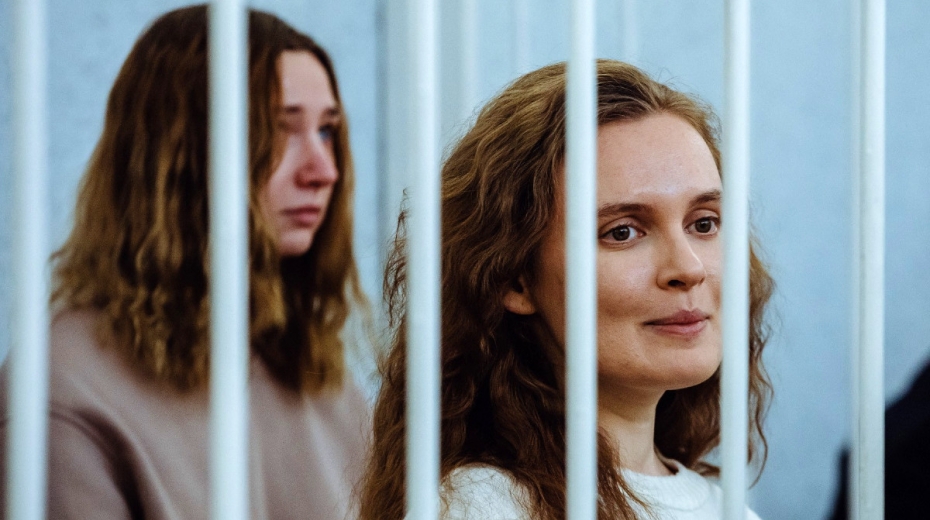 Novinářky Kaciaryna Andrejeva a Darja Čulcova u soudu, který je poslal na dva roky do pracovně-nápravných táborů. 