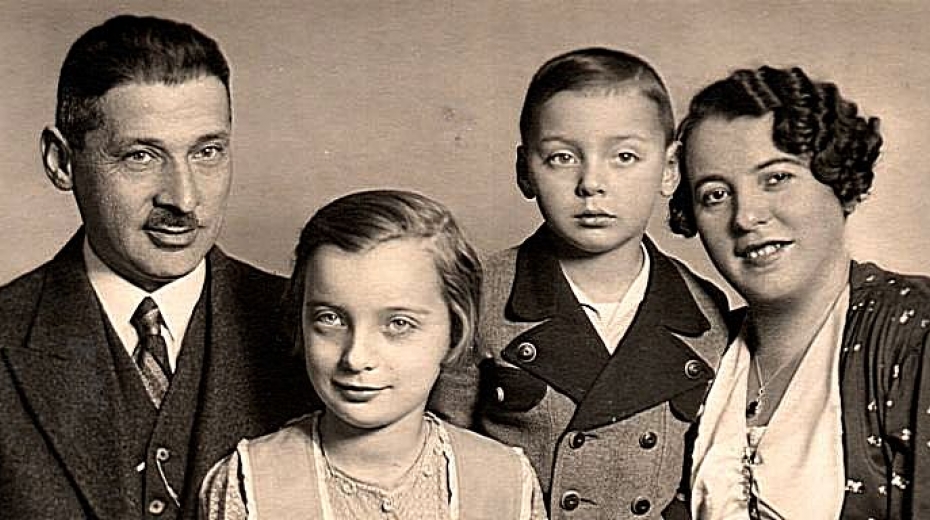 Rodina Grünwaldova - otec Leo, dcera Gertruda Eva, syn Bedřich a matka Karolina, 1938