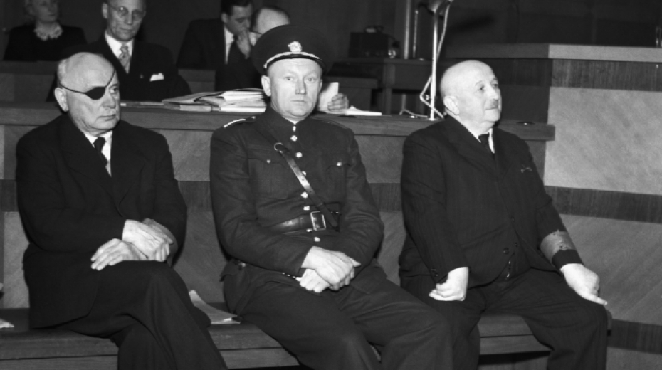 Jan Syrový (vlevo) a Rudolf Beran (vpravo) před soudem 30. ledna 1947