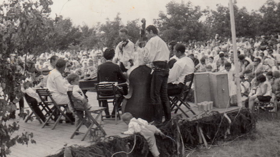 Varmužova cimbálová muzika v 80. letech, primáš Josef Varmuža, basa Josef Varmuža. Zdroj: archiv pamětníka