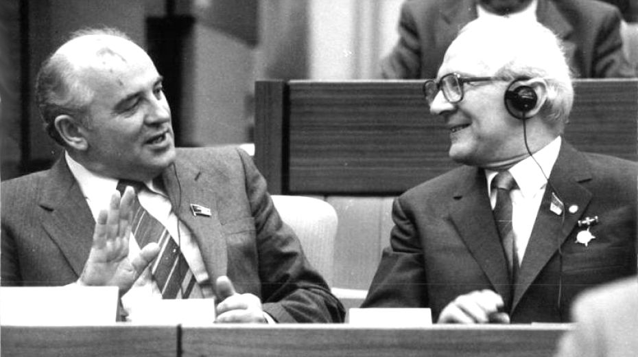 Gorbačov a Erich Honecker na XI. sjezdu SED v NDR 21. dubna 1986.