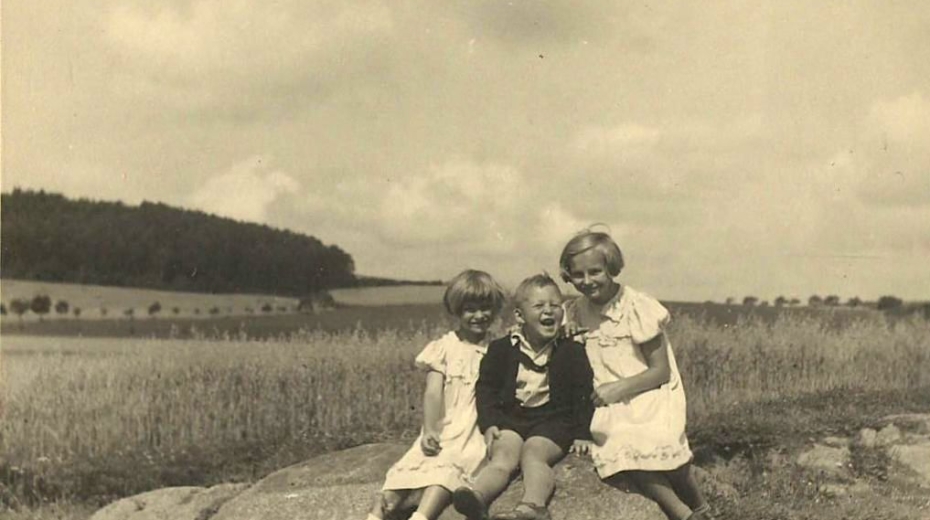 Pavel Pick se dvěma kamarádkami v Jablonné, 1939