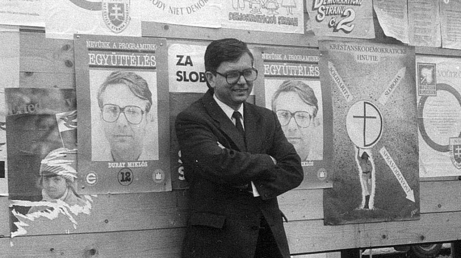 Miklós Duray a kampaň jeho strany Soužití-Éggüyttélés před volbami v roce 1990. Zdroj: web Miklóse Duraye