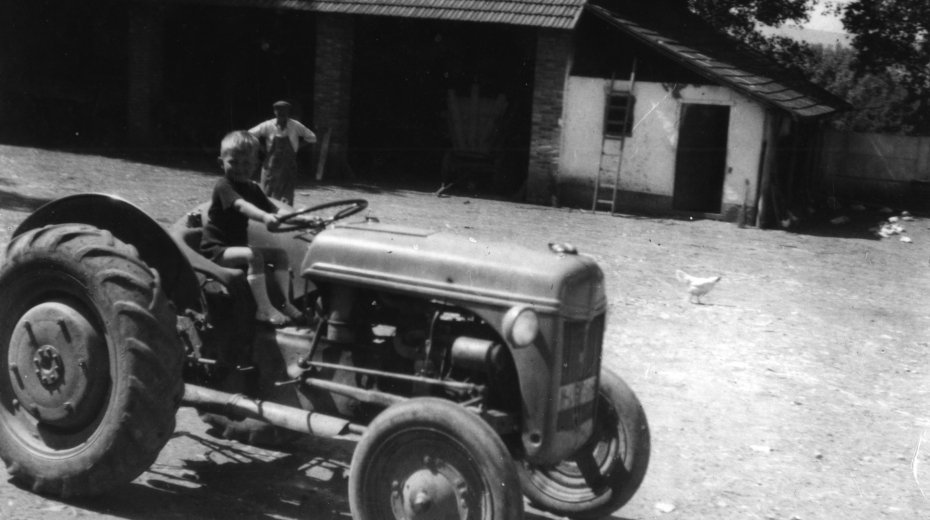Dvůr na statku Cechových v Nezdenicích, v pozadí stojí František Cecha. Foto kolem roku 1949. Zdroj: archiv pamětnice