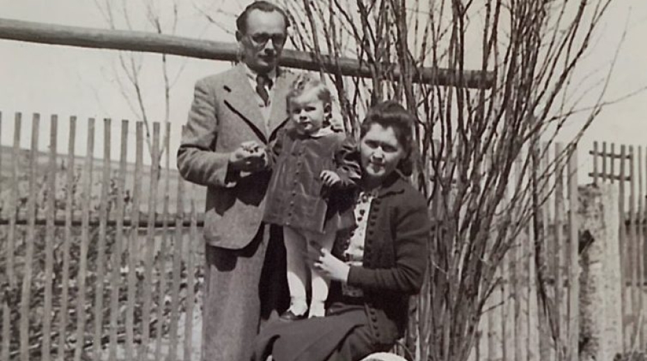 Alena Vyhnisová se rodiči v Drachkově roce 1942. Zdroj: Paměť národa/archiv pamětnice 
