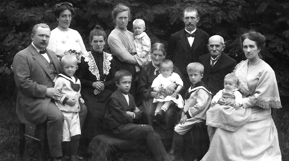 Antonín Klouda (zcela vlevo) s rodinou kolem roku 1910. Zdroj: archiv rodiny Kloudovy