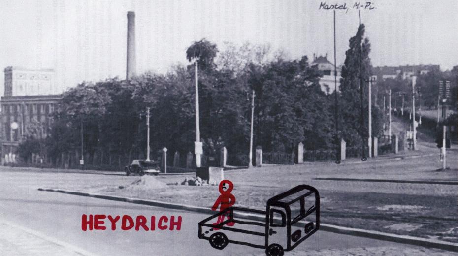 Přibližná poloha českého náklaďáčku, o který se opíral Heydrich krátce po atentátu. Podle vzpomínek Liboše Bubna se Heydrich držel pravou rukou za záda a koukal dolů do ulice V Holešovičkách.