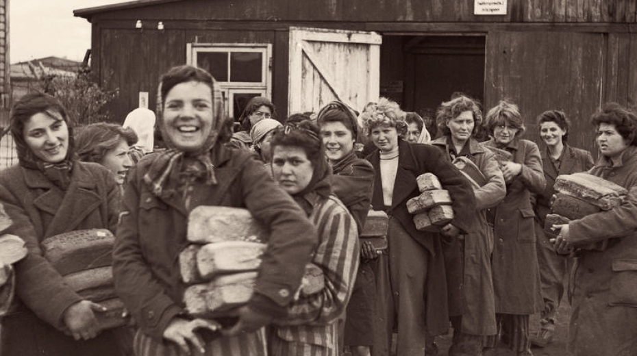 Radost osvobozených vězeňkyň v Bergen-Belsenu. 