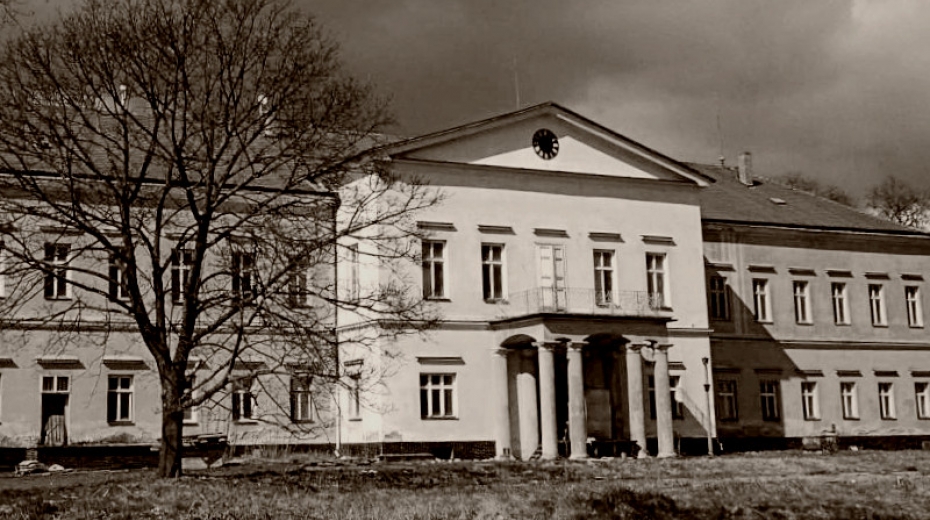 Dolní zámek v Panenských Břežanech, ve kterém žila rodina Reinharda Heydricha. Veřejnosti je jak zámek, tak přilehlý park nepřístupný. Zdroj: Obecní úřad Panenské Břežany