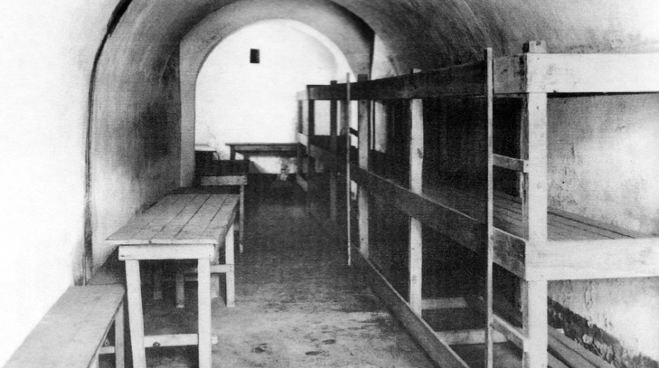 Cela č. 38 v Malé pevnosti Terezín. Komando výstavby stavělo palandy pro příchozí židovské obyvatele.