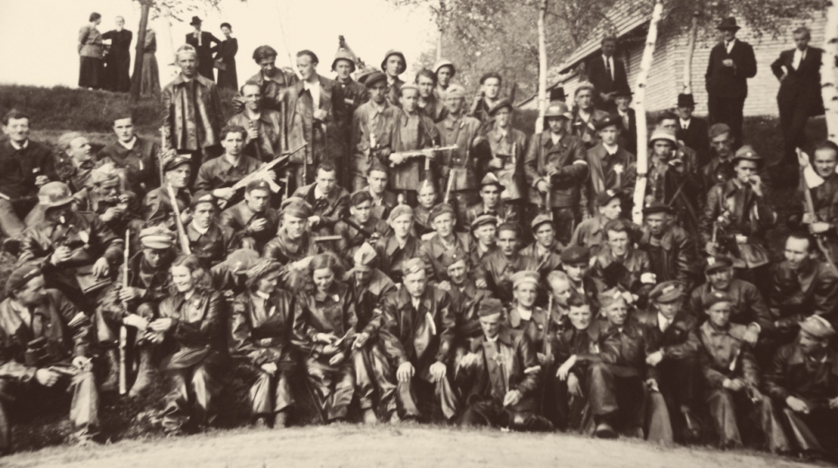 Odbojní obyvatelé Chuchelny s partyzány po válce.