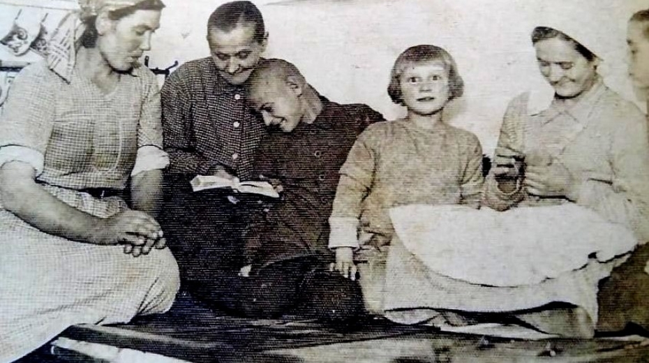 Ukrývající se Griša spolu s Annou uprostřed rodiny Tomíčkových. Zdroj: archiv Anny Butové