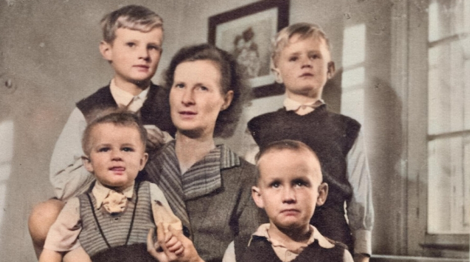 Josefa Bořek-Dohalská se čtyřmi syny v Lysé nad Labem v době, kdy byl její manžel Jiří vězněn za špionáž a velezradu.