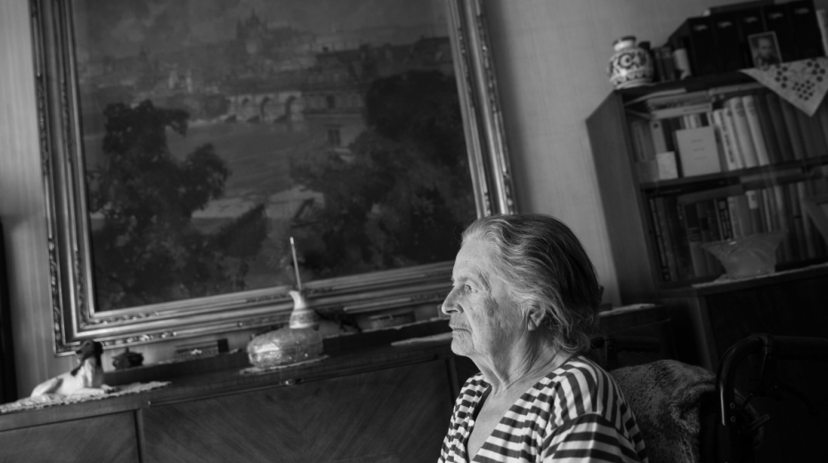 Věra Ďulová v břevnovském bytě, kde jako desetileté děvče strávila takřka čtyři měsíce sama. Foto: Lukáš Žentel