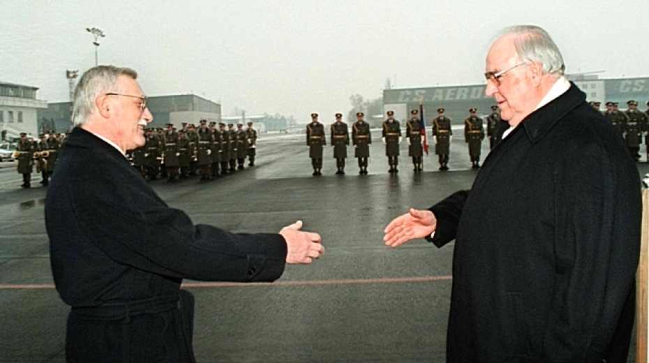 Tehdejší předseda české vlády Václav Klaus vítá německého kancléře Helmuta Kohla v Praze 21. 1. 1997. Podpis Česko-německé deklarace byl klíčovou  diplomatickou událostí devadesátých let.