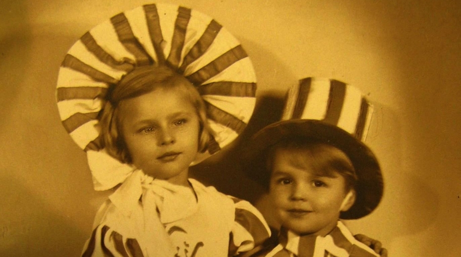 František Lhotský se sestrou na reklamní fotografii rodinné firmy, 30. léta. Zdroj: archiv Františka Lhotského