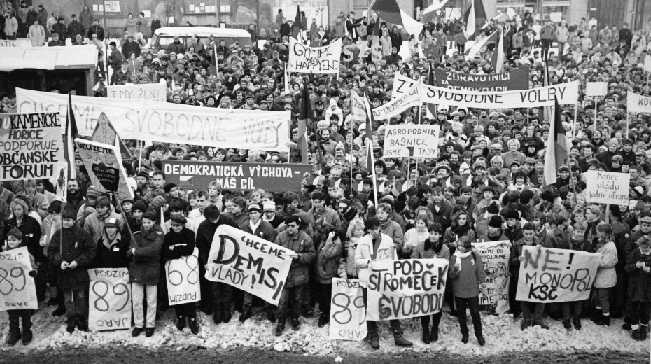 Stávkující na náměstí v Hořicích 27. listopadu 1989.
