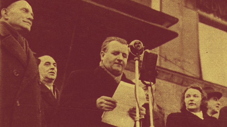 Klement Gottwald oznamuje na Václavském náměstí přijetí komunistických požadavků prezidentem Benešem 25. února 1948.
