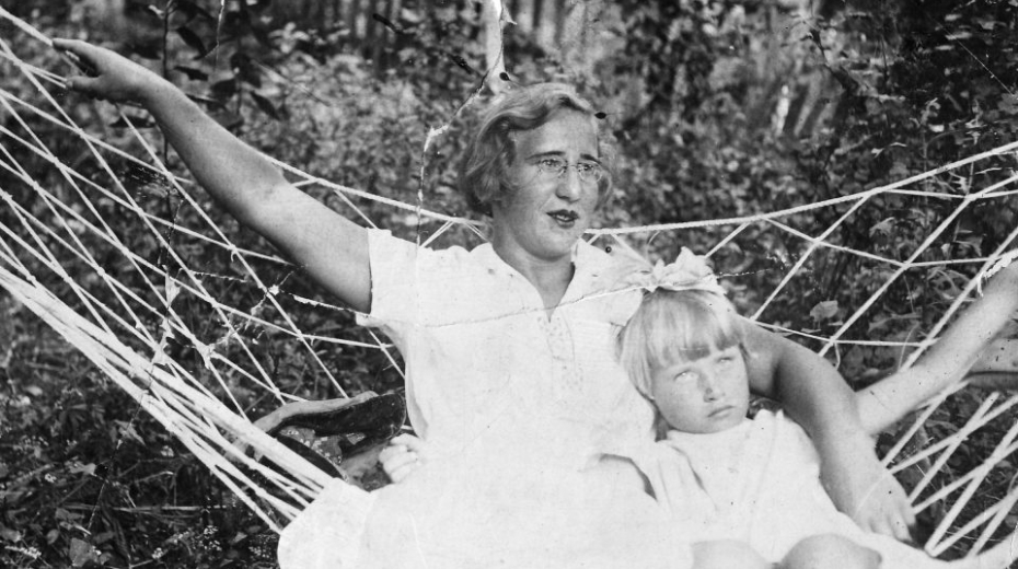 Irina Juřinová s maminkou v roce 1937. Foto: Paměť národa