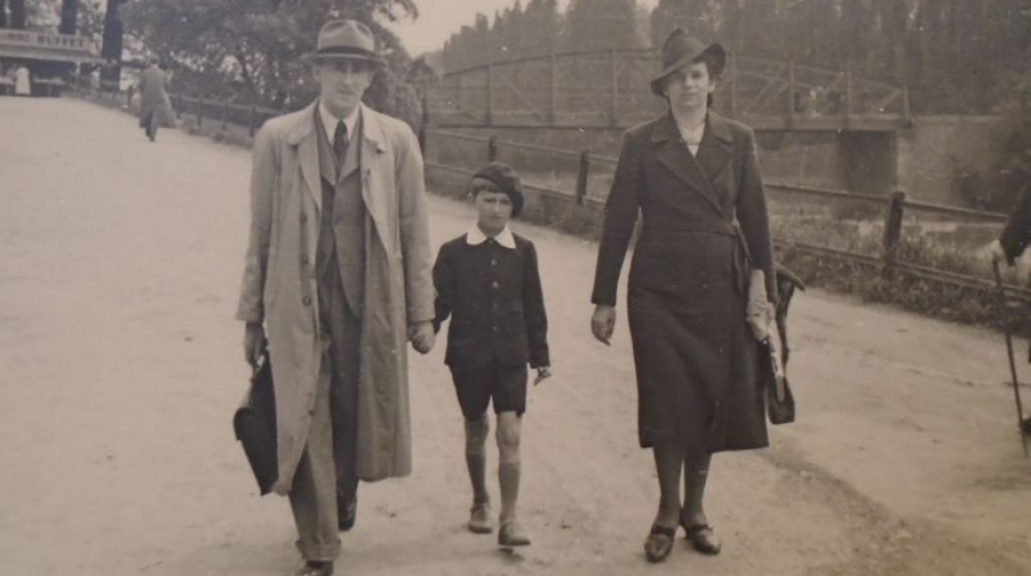 Ivo Klempíř s rodiči cestou do pražské ZOO, cca 1940