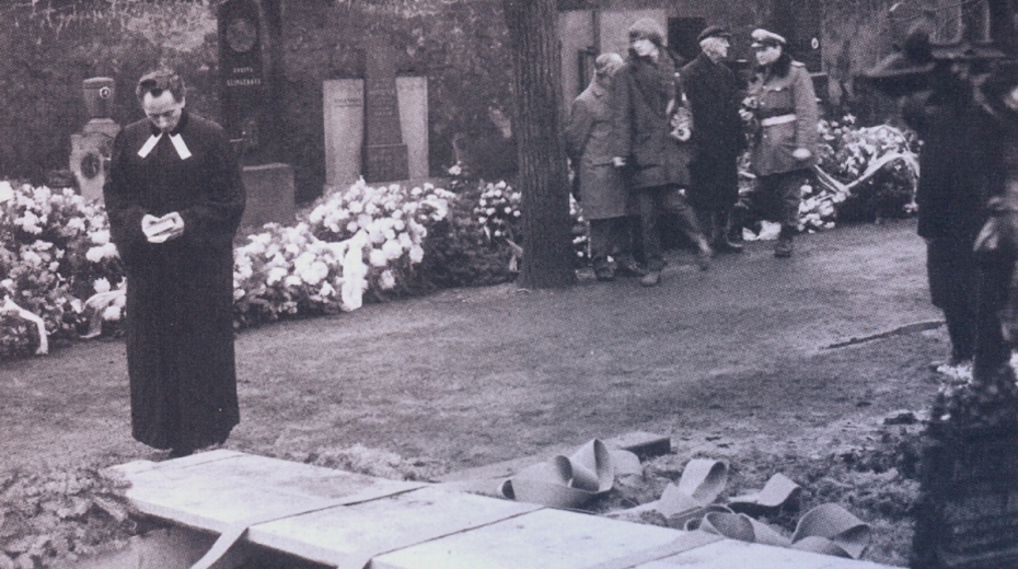 Jakub S. Trojan nad rakví Jana Palacha na Olšanských hřbitovech 25. ledna 1969.