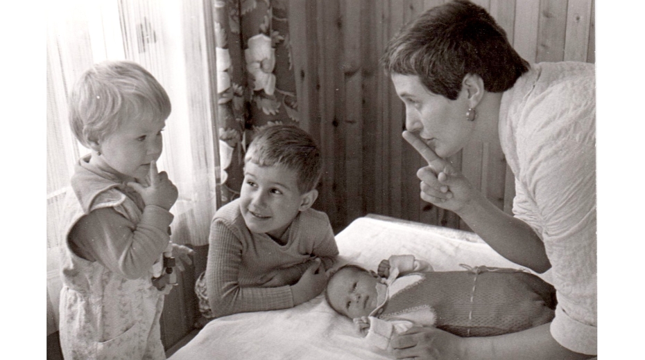 Jitka Srovnalová s dětmi v září 1981. Zdroj: archiv pamětnice