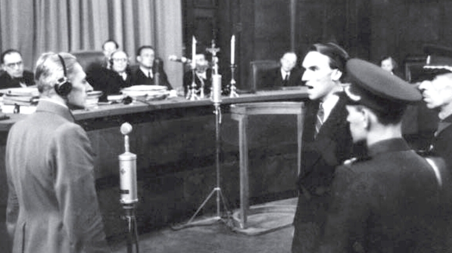 Kuneš Sonntag (vpravo) při soudním procesu s K.H. Frankem, 1946, zdroj: archiv pamětníka. „K. H. Frank před námi stál zplihlý, bez honosné uniformy, vyznamenání a škemral o milost. Nakonec přiznal, že poprava českých studentů byla vražda.“