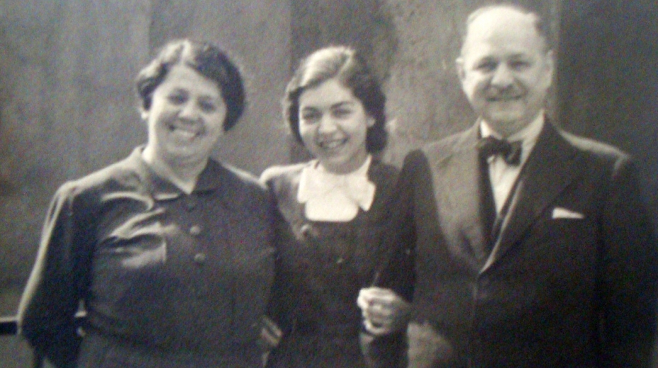 Lisa se svými rodiči, kteří byli zavražděni v noci z 8. na 9. března 1944 v plynových komorách tábora Auschwitz.