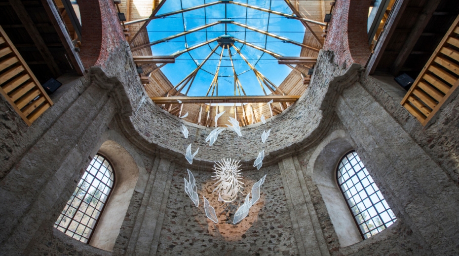 Prosklená střecha kostela Nanebevzetí Panny Marie návštěvníky ohromuje svou krásou. Foto: Post Bellum