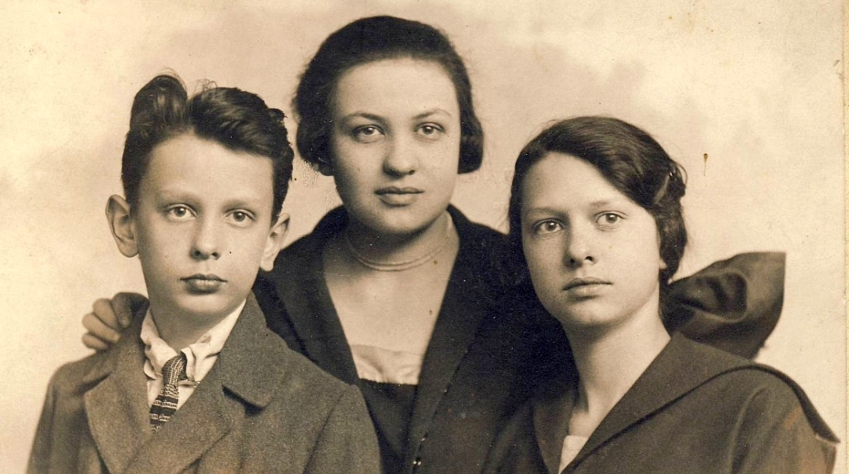 Růžena Vacková (uprostřed) se sestrou Jiřinou a bratrem Vladimírem, popraveným v roce 1944 nacisty. Zdroj: archiv Andreje Gjuriće
