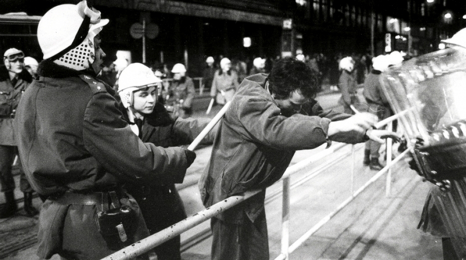 Zatýkání ve Vodičkově ulici během Palachova týdne 19. ledna 1989.