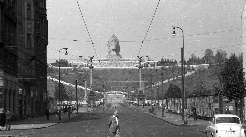 Stalnův pomník v roce 1959 při pohledu z Pařížské ulice. Zdroj: Wikipedia.org